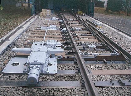 転換試験用分岐器 | 研究開発 | JR 公益財団法人 鉄道総合技術研究所