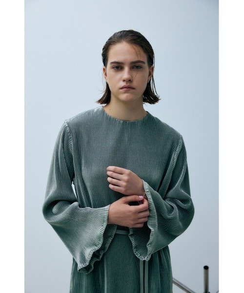 RIM.ARK（リムアーク）の「Pleats shoulder padded OP（ワンピース