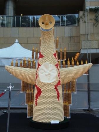 六本木ヒルズに高さ2メートルの「太陽の塔」ケーキ－岡本太郎生誕100年