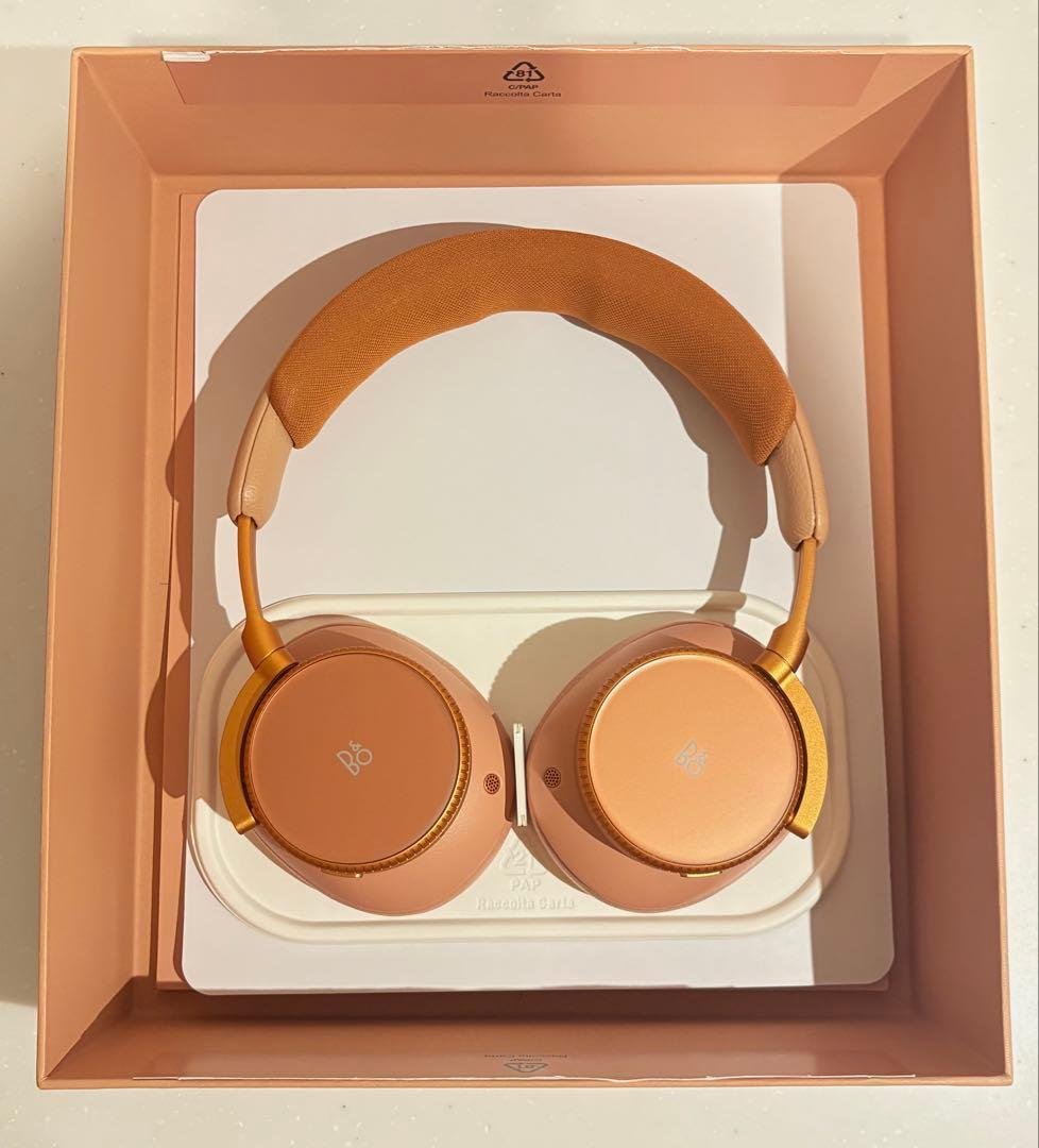 B&O Beoplay H100 ワイヤレスヘッドホン サンセットアプリコット いつでもいつまでも使えるヘッドホンBEOPLAY H100 発売 | バング