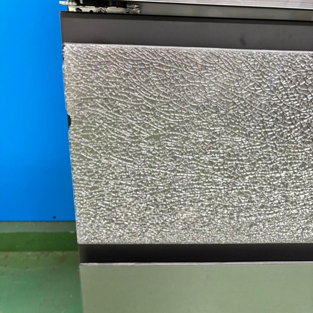 540東芝2024年製 大型冷蔵庫 ガラス割れあり 完動品 300L強 自動製氷