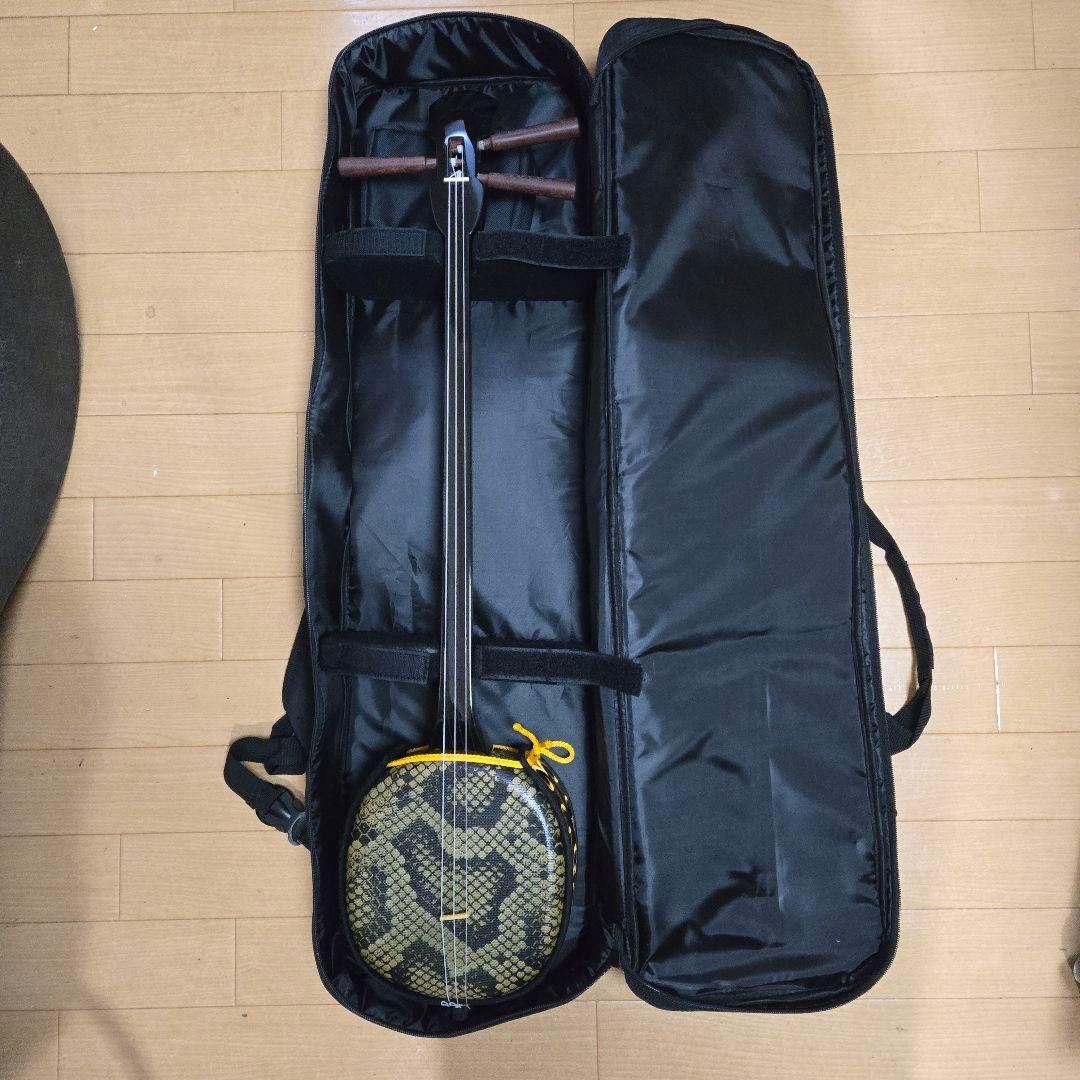三味線 本体 蛇皮模様 ケース付き 三線 蛇皮模様 ケース付き 沖縄三線 合成皮革蛇皮柄三味線 - メルカリ